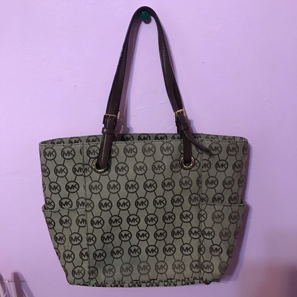 Classic Michael Kors Bag - Picture 4 of 5